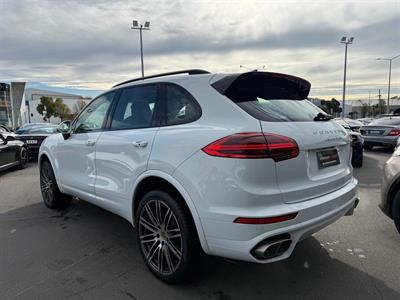 2015 Porsche Cayenne - Thumbnail