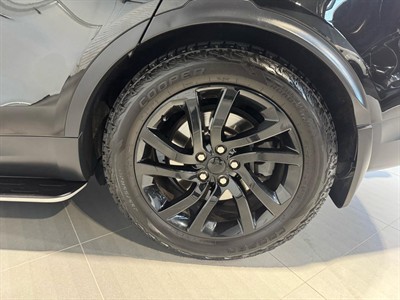 2017 Land Rover Discovery - Thumbnail