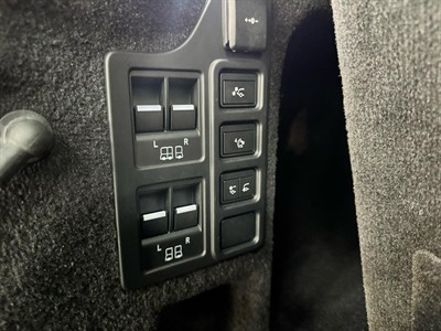 2023 Land Rover Discovery - Thumbnail