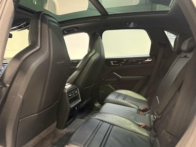 2020 Porsche Cayenne - Thumbnail