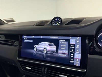 2020 Porsche Cayenne - Thumbnail