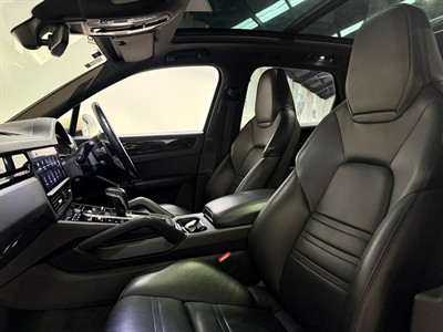 2020 Porsche Cayenne - Thumbnail