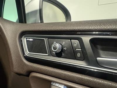 2017 Volkswagen Touareg - Thumbnail