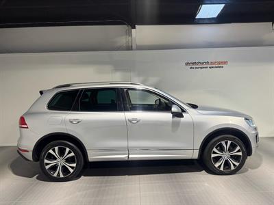 2017 Volkswagen Touareg - Thumbnail