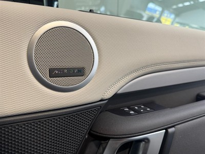 2024 Land Rover Discovery - Thumbnail