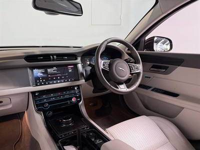 2018 Jaguar XF - Thumbnail