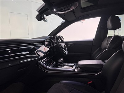 2018 Audi Q8 - Thumbnail