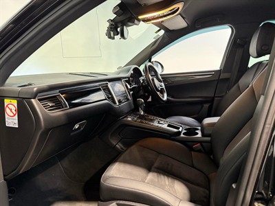 2016 Porsche Macan - Thumbnail