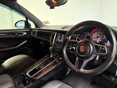 2016 Porsche Macan - Thumbnail