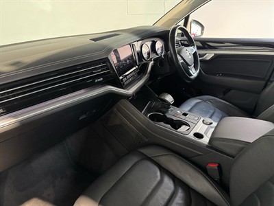 2019 Volkswagen Touareg - Thumbnail