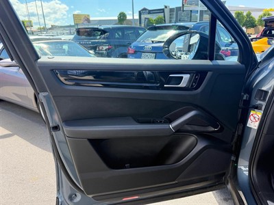 2020 Porsche Cayenne - Thumbnail