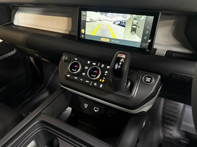 2024 Land Rover Defender - Thumbnail